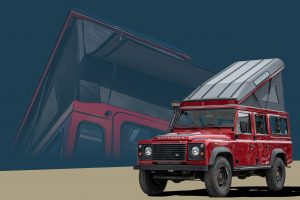 Roter Land Rover Defender 110 mit Hubdach LAAVU und Heckfenster-Kit