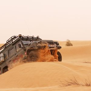 Land Rover Defender Td4 an der Wüstendüne