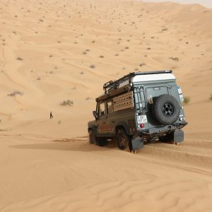 Land Rover Defender in der Wüste