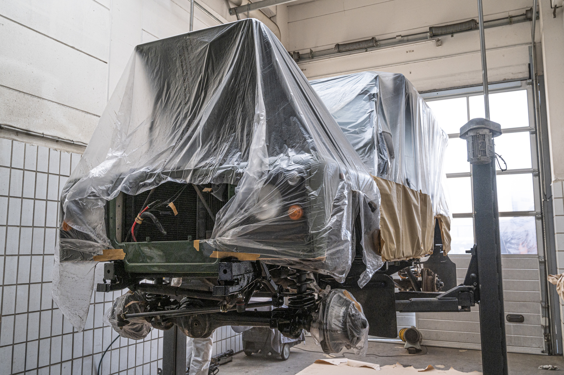 Land Rover Defender vorbereitet für Unterbodenversiegelung